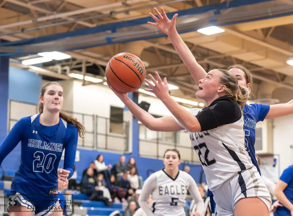 Amanda MacGregor-1 - Shore Sports Insider Amanda MacGregor goes for a lay-up against Holmdel. 1/23/25 Photo by Tom Smith - Amanda MacGregor-1