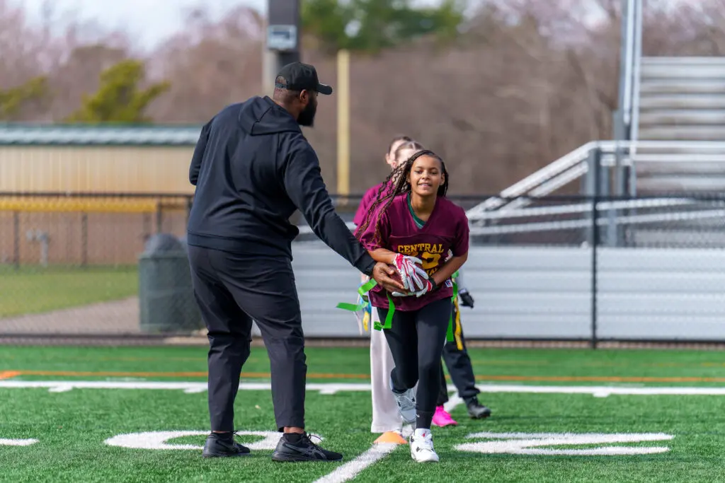 Andrew Thomas Giants - Shore Sports Insider New York Giants All-Pro Left Tackle Andrew Thomas helps a Central Regional player work on receiving hand-offs (Photo by Patrick Olivero) - Andrew Thomas Giants