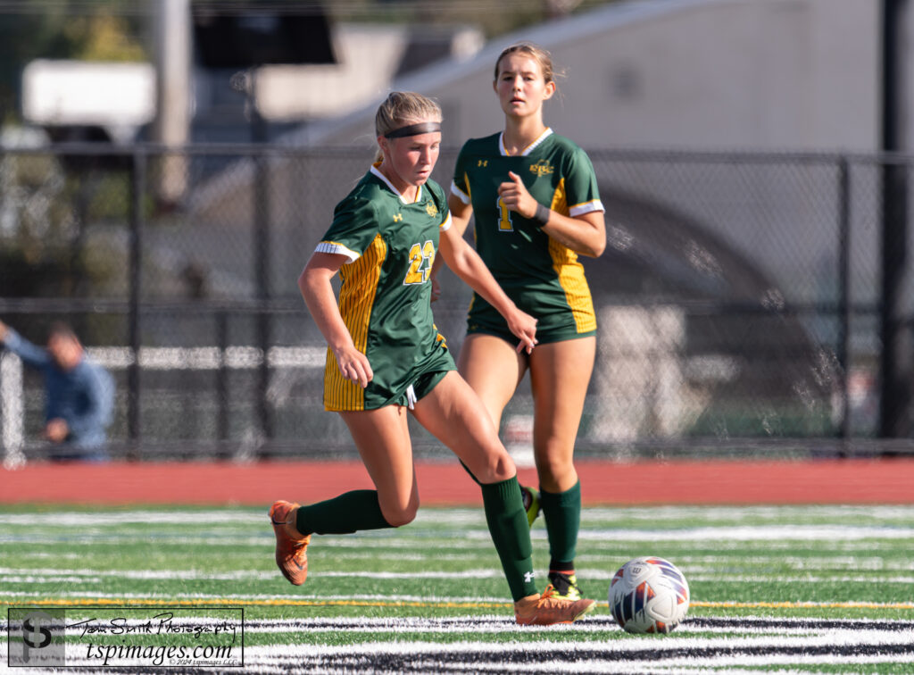 Grace Pauwels moves the ball against Howell. (Photo by Tom Smith) - RBC Grace Pauwels 2