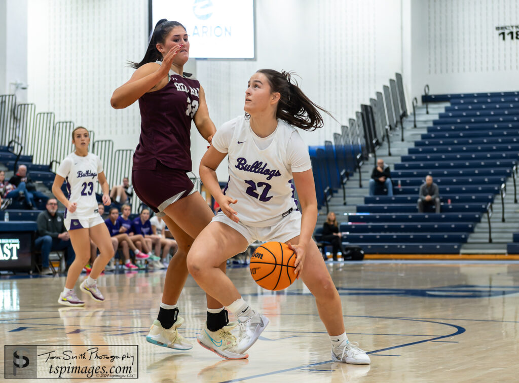 Junior Erin Reid in the WOBM Christmas Classic Final. Photo by Tom Smith - RFH Erin Reid